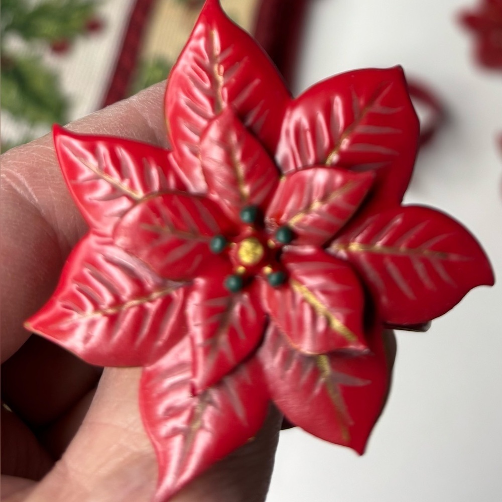 PLACEMATS POINSETTIAS (SET OF 4) WITH POINSETTIAS NAPKIN RINGS (4) - Picture 4 of 6